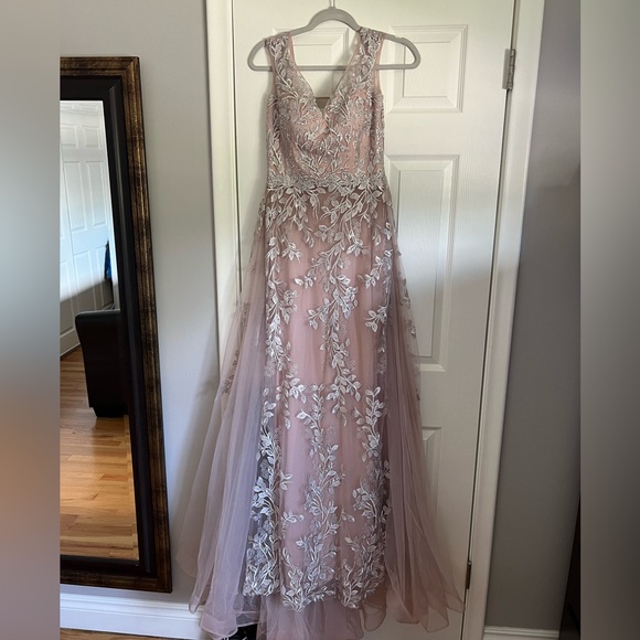 Beautiful elegant dress for any event - Picture 1 of 4